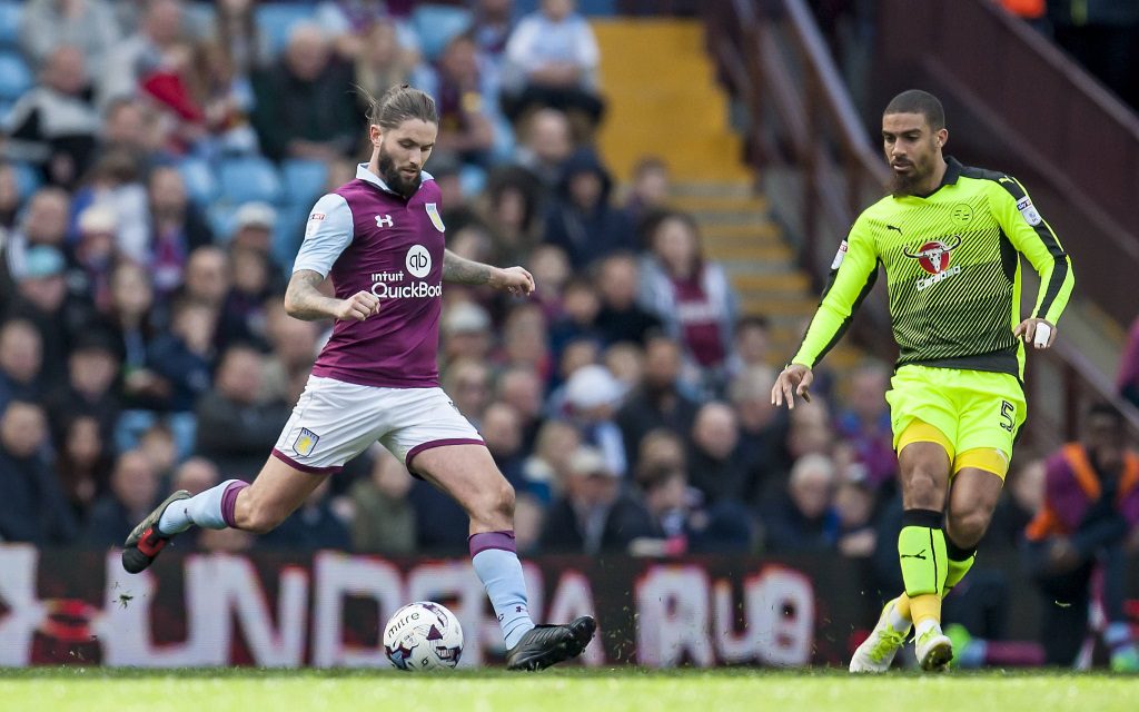 Henry Lansbury von Aston Villa beim Schuss im Ligaspiel gegen den FC Reading in der Saison 2016/17.