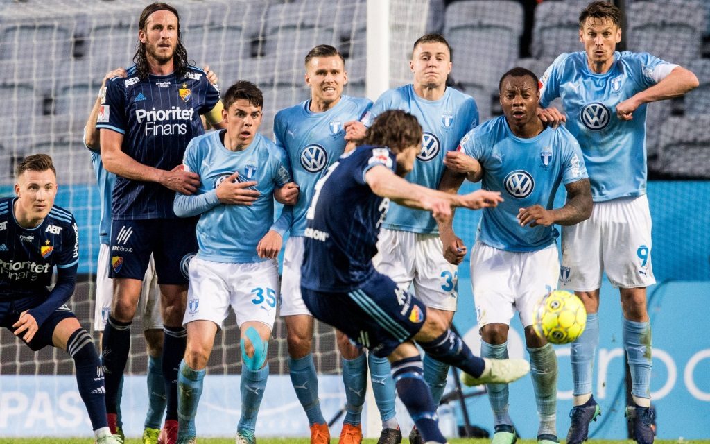Kevin Walker tritt einen Freistoß im Ligaspiel Malmö FF - Djurgarden.