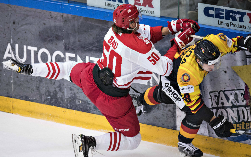 imago/Ritzau Scanpix | Mathias Bau Hansen (Dänemark, Nummer 50) und Fabio Wagner (Deutschland, Nummer 38) im Duell beim Testspiel für die Eishockey-WM, Dänemark gegen Deutschland in der SE Arena in Vojens am Freitag, 25. April 2018.