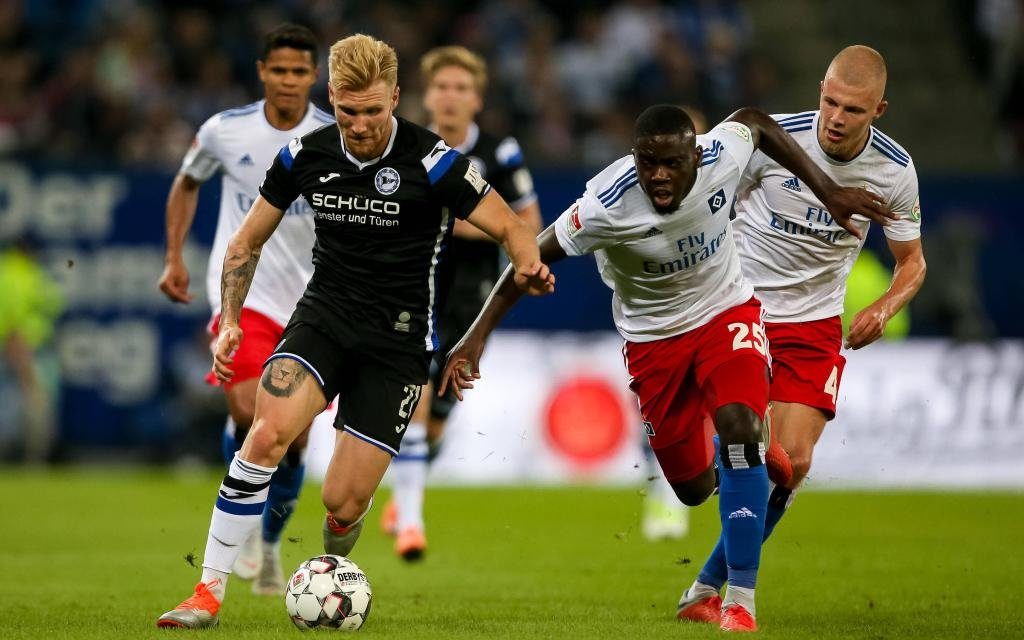 Andreas Voglsammer (Arminia Bielefeld, 21), Orel Mangala (Hamburger SV, 25), Rick van Drongelen (Hamburger SV, 4) am 3. Spieltag der Saison 2018/19 HSV - Arminia.