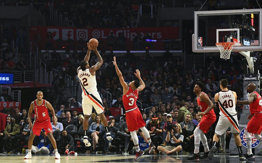 L.A.s Leonard (2.v.l.) beim Jumper gegen Portland