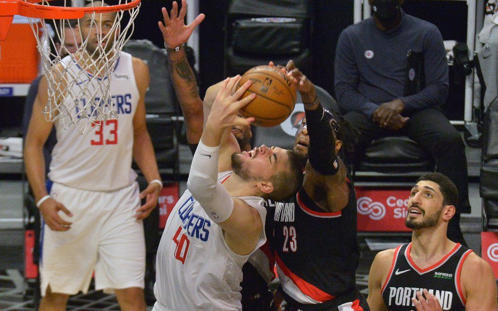 L.A.s Zubac (2.v.l.) im Duell mit Portlands Covington (2.v.r.)
