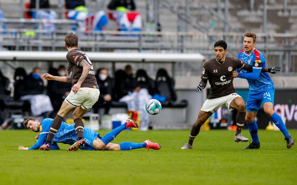 Hamburg, 9. Januar 2021 - Fußball, 2. Bundesliga 2020/21, FC St. Pauli - Holstein Kiel: Jonas Meffert Holstein Kiel, 26, Guido Burgstaller FC St. Pauli, 9, Omar Marmoush FC St. Pauli, 22, Hauke Wahl Holstein Kiel