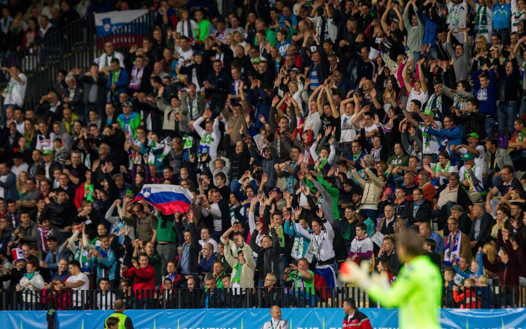 09.10.2014, Stadion Ljudski vrt, Maribor, SLO, UEFA Euro Qualifikation, Slowenien vs Schweiz, Gruppe E, im Bild Fans of Slovenia // during the UEFA EURO 2016 Qualifier group E match between Slovenia and Switzerland at the Stadion Ljudski vrt in Maribor