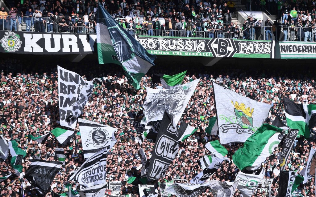 Fußball 1. Bundesliga 9. Spieltag Borussia Mönchengladbach - 1. FC Köln am 09.10.2022 im Borussia-Park in Mönchengladbach Fanblock