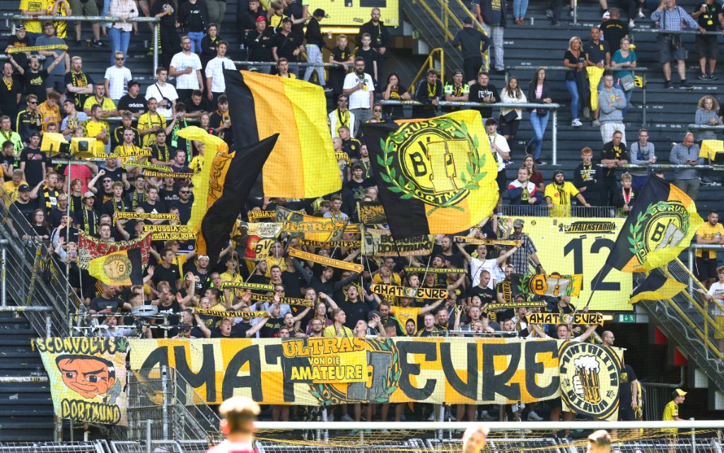 Sonntag 28.08.2022, Saison 2022/23, 6. Spieltag der 3. Liga im Signal Iduna Park, BVB 09 Borussia Dortmund II - SC Freiburg II, Die Dortmunder BVB Fans rund um die Ultras von die Amateure unterstützen ihr Team im Block 12 auf der Südtribüne