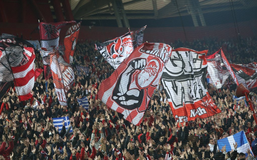 Fußball UEFA Europa League Saison 2021-2022 Georgios Karaiskakis Stadion Piräus, 25.11.2021 Olympiakos Piräus - Fenerbahce Istanbul Fans von Olympiakos Piräus machen gute Stimmung auf der Tribüne und schwenken Clubfahnen