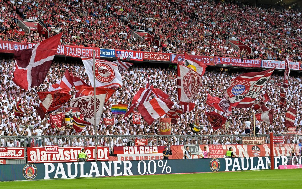27.08.2022, Fussball 1. Bundesliga 2022/2023, 04.Spieltag, FC Bayern München - Borussia Mönchengladbach, in der Allianz-Arena München. Bayernfans der Südkurve