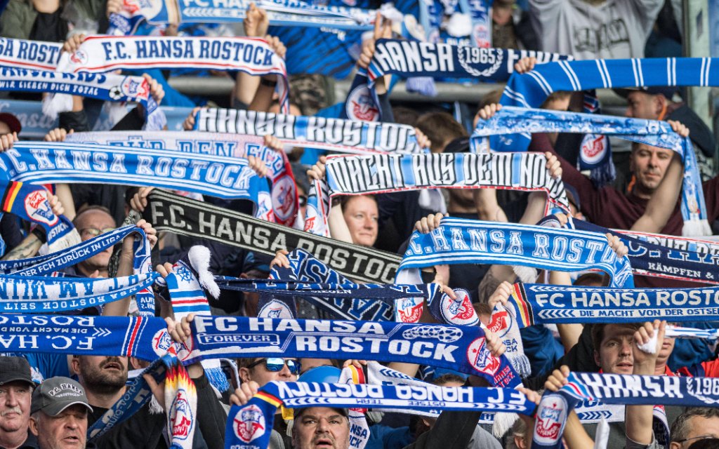 Rostock, Deutschland 08. Oktober 2022: 2. BL - 2022/2023 - FC Hansa Rostock vs. SC Paderborn Schalparade im Ostseestadion