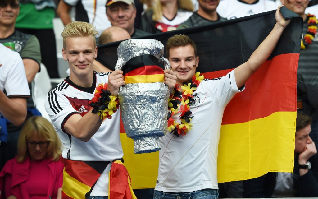 Fussball, Herren, Saison 2015/16, EM 2016 in Frankreich, Gruppe C (2. Spieltag) in Saint-Denis, Deutschland - Polen, deutsche Fans mit deutscher Fahne, Fantrikot und einem selbstgemachten EM-Pokal aus Alufolie