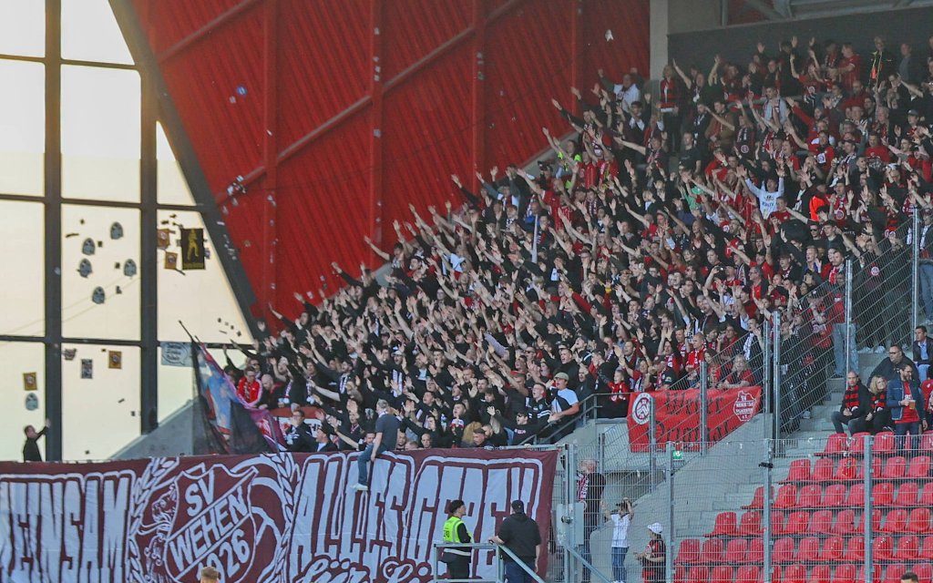 Weiterhin 2. Liga? Wiesbadener Fans beim 2:2 in Regensburg.