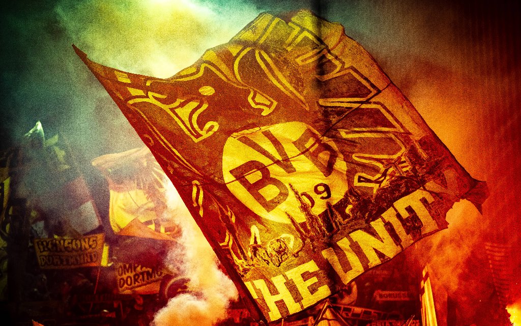 Fussball, Saison 2025 2026, 1. Bundesliga, WWK-Arena Augsburg, 9. Spieltag, FC Augsburg - Borussia Dortmund, 31.10.2025 31.10.2025, Fussball, Saison 2025 2026, 1. Bundesliga, WWK-Arena Augsburg, 9. Spieltag, FC Augsburg - BVB Borussia Dortmund, Fanblock Heimblock Fans Fahne Logo BVB Borussia Dortmund im Gästeblock leuchtet durch die Pyrotechnik Pyrofackeln