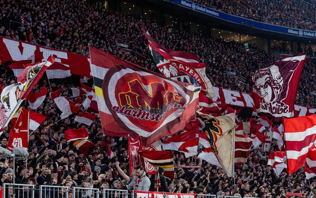 Die Bayernfans in der Suedkurve mit ihren Fahnen GER, FC Bayern Muenchen vs. TSG 1899 Hoffenheim, Fussball, Bundesliga, 21. Spieltag, Spielzeit 2025/2026, 08.02.2026.