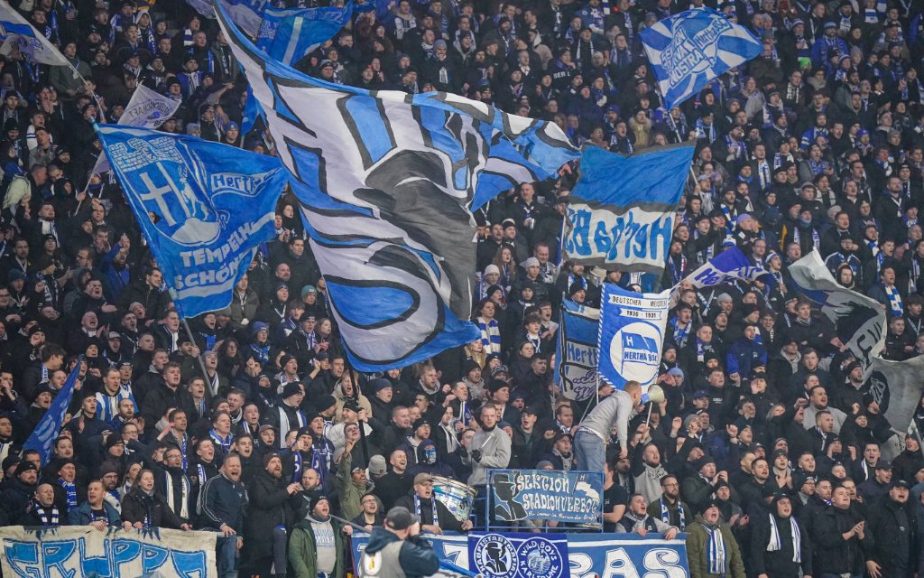 Deutschland: Fussball DFB Pokalspiel 2025/2026, Viertelfinale Hertha BSC Berlin vs SC Freiburg Olympiastadion Berlin: Blick in die Ostkurve von Hertha BSC
