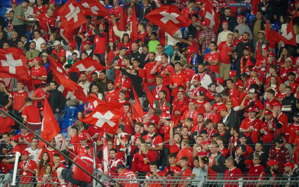 Fussball FIFA WM-Qualifikation Europa 2025/26, Gruppe B - Schweiz vs Kosovo - St. Jakob-Park Basel: Schweizer Fans Basel Kanton Basel-Stadt Schweiz