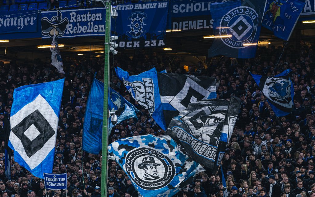 Deutschland: Fußball 1. Bundesliga 2025 / 2026, 24. Spieltag - Hamburger SV vs RB Leipzig - Volksparkstadion Hamburg: Zuschauer, Fans, ggfs Tribüne, Fahne, Transparent, Spruchband, Choreographie, Fanchoreo
