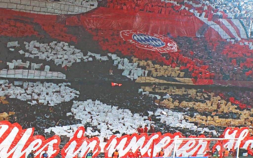 Choreographie, Choreo, Fans, Fankurve, Jubel, Stimmung, Stadion, Begeisterung Fussball / FC Bayern München - Real Madrid CF / UEFA Champions League / 15.04.2026 / Allianz Arena