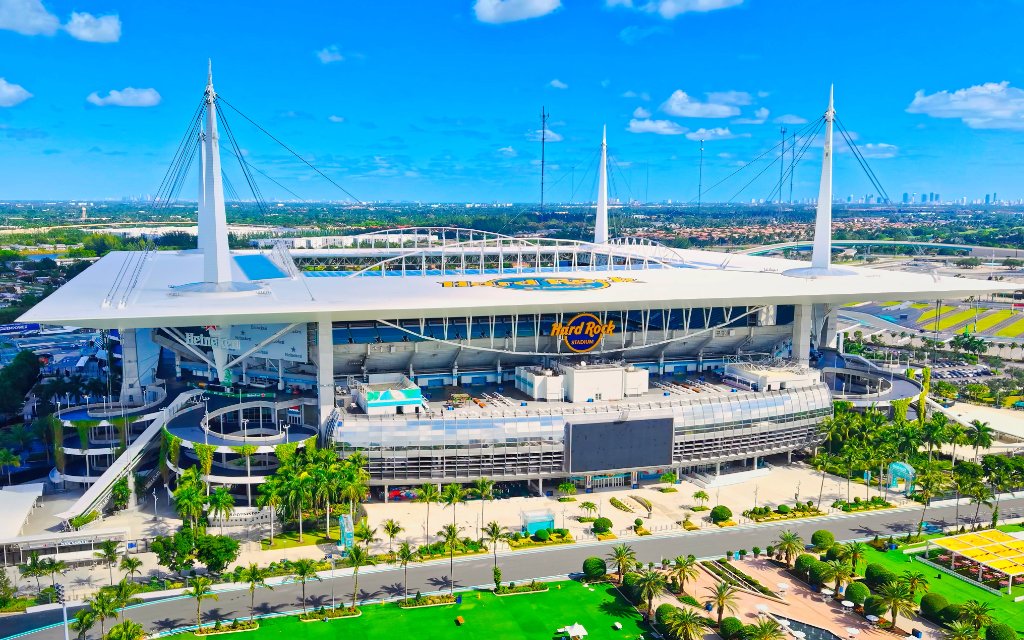 Luftaufnahme des Hard Rock Stadium Miami - Heimat der Miami Dolphins - MIAMI, FLORIDA - 3. NOVEMBER 2024