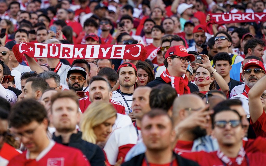 Die türkischen Fans hoffen gegen Frankreich auf einen Heimsieg.
