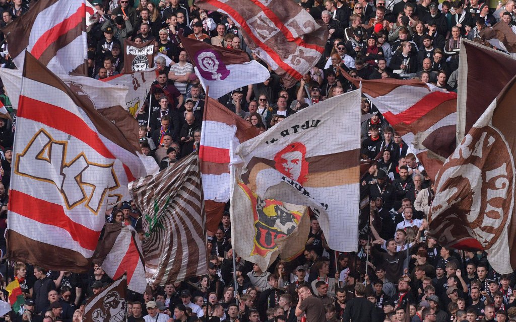 Fans des FC St. Pauli im Bundesligaspiel gegen Borussia Dortmund.